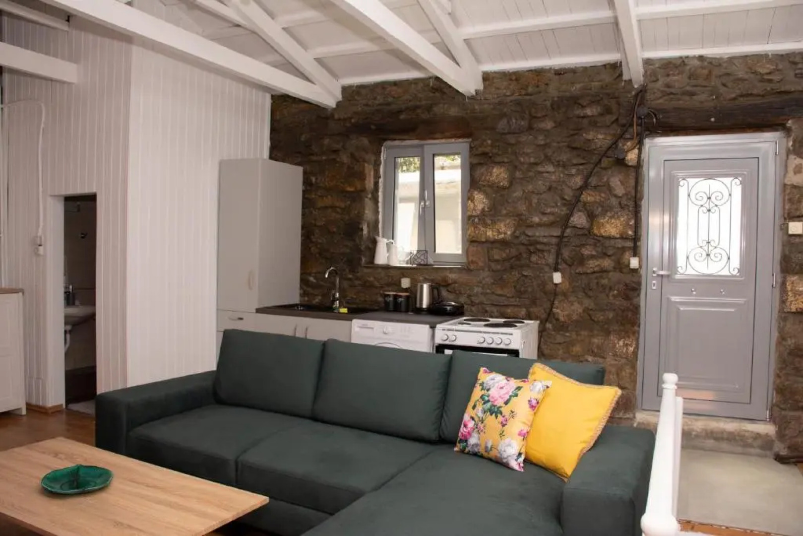 Caviro - traditional stone house in Chora