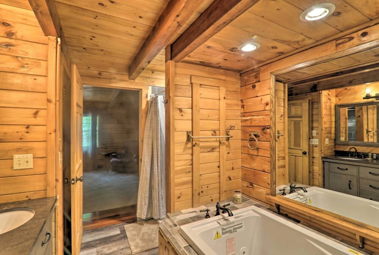 Spacious Cabin, 1 Block to Locust Lake Beach!