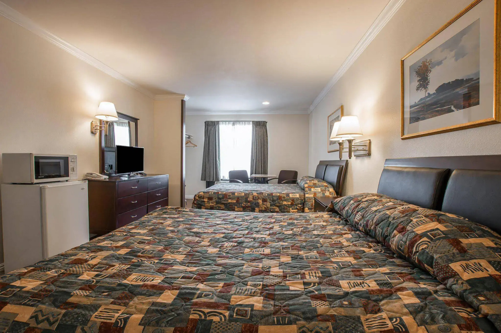 Palm Inn Hotel near Tyler Mall Riverside