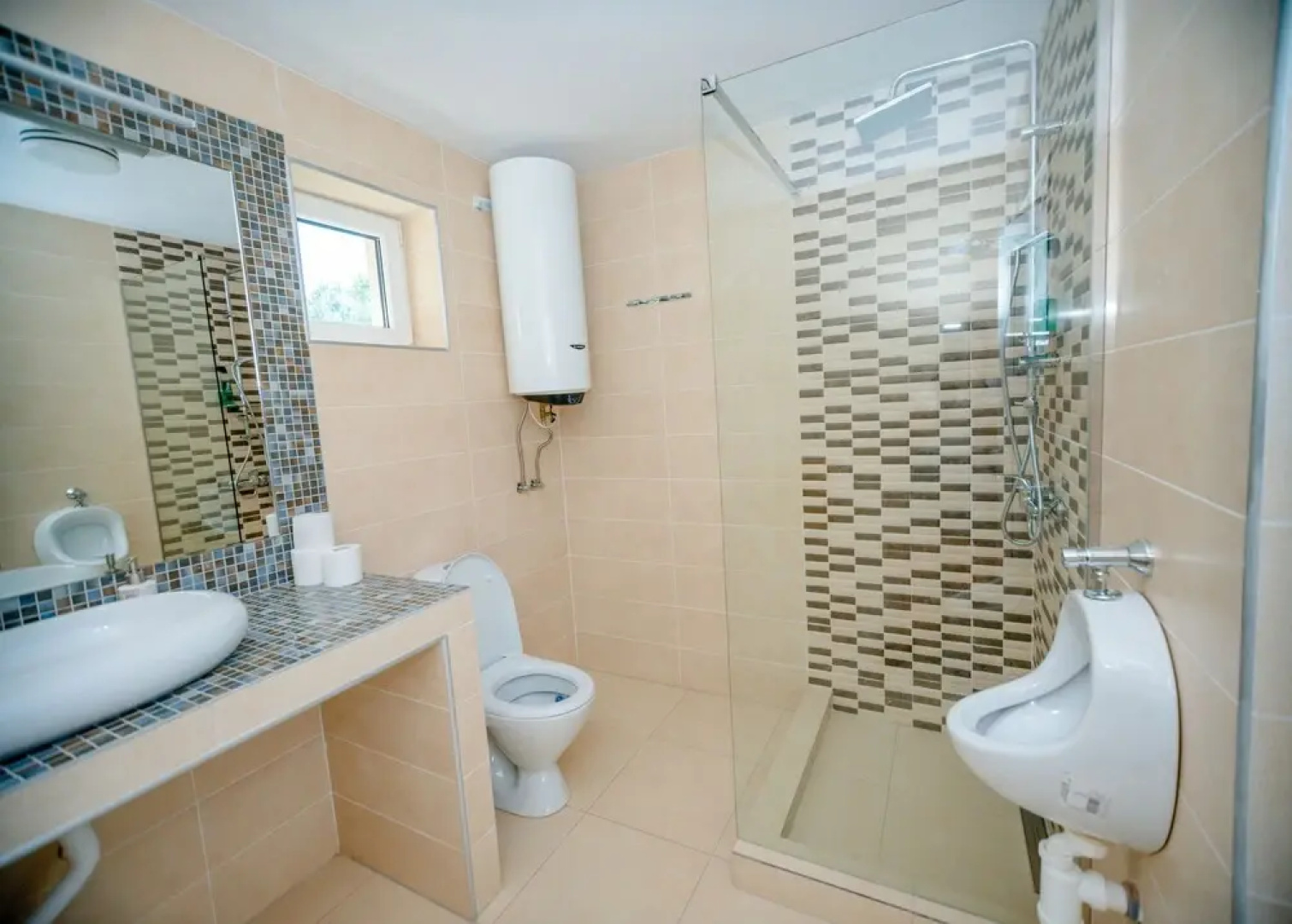 House - Sleeps up to 11, hot tub & Free Parking