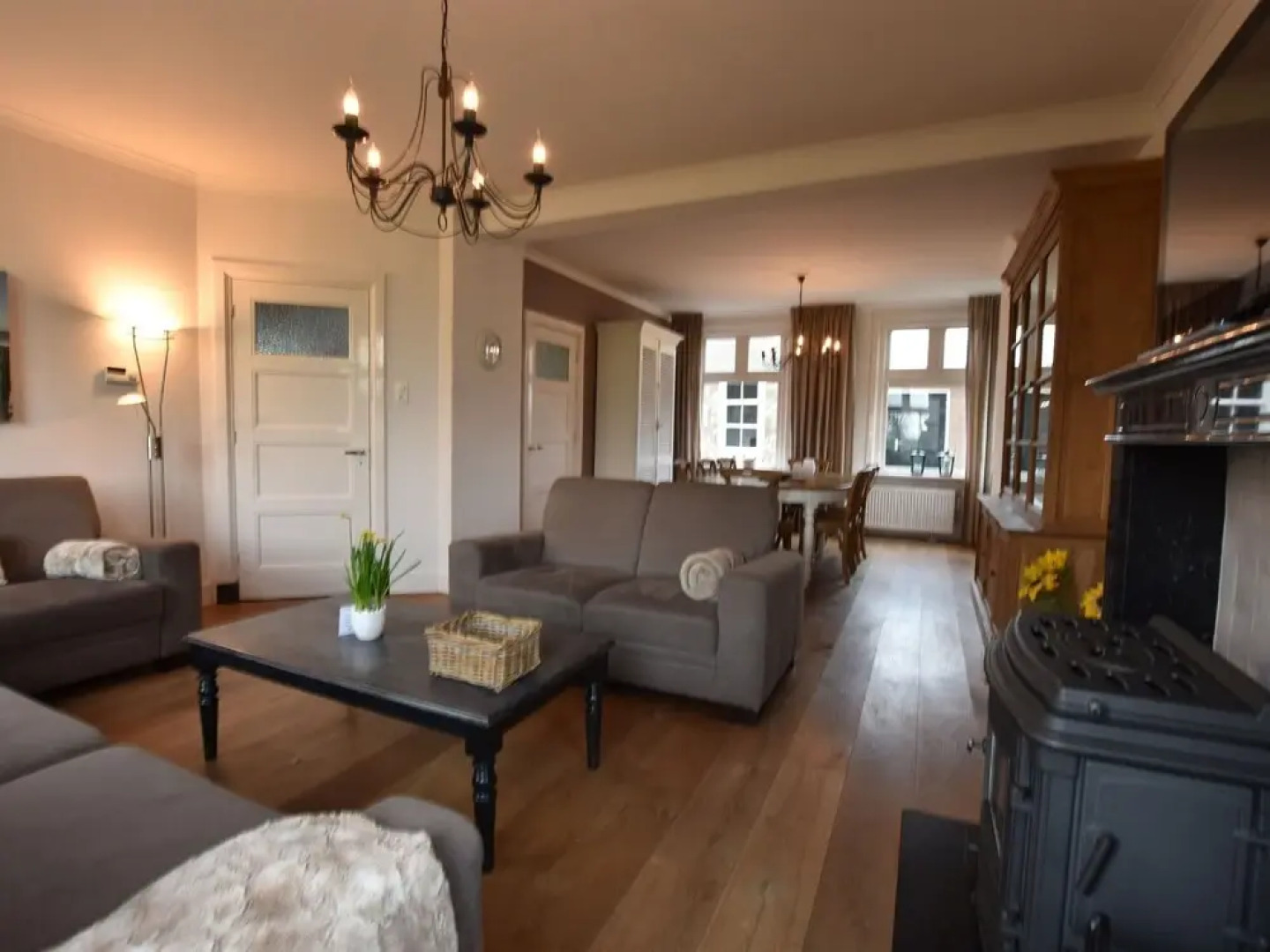 Spacious Farmhouse in Ijzendijke With Garden