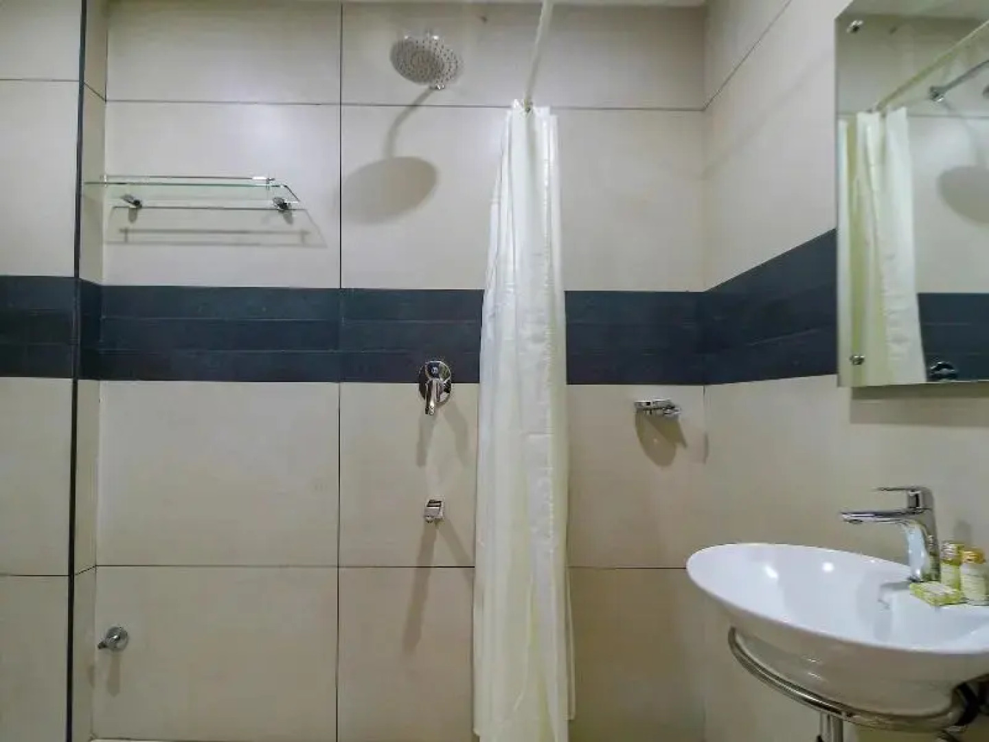 Le Moshe Inn by OYO Rooms