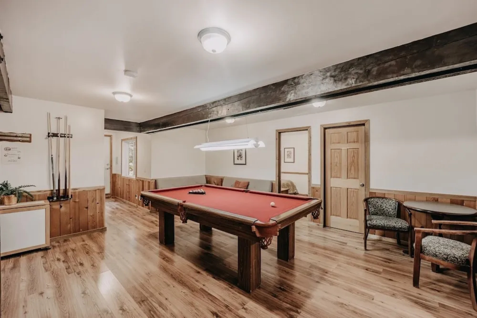 03mbh -12-bdrm - 3.5-bath - Wifi - Pets Ok - Sleeps 26 12 Bedroom Home by RedAwning