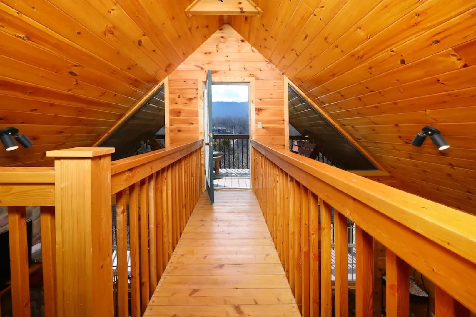 Fireside Memories 2 Br cabin by RedAwning