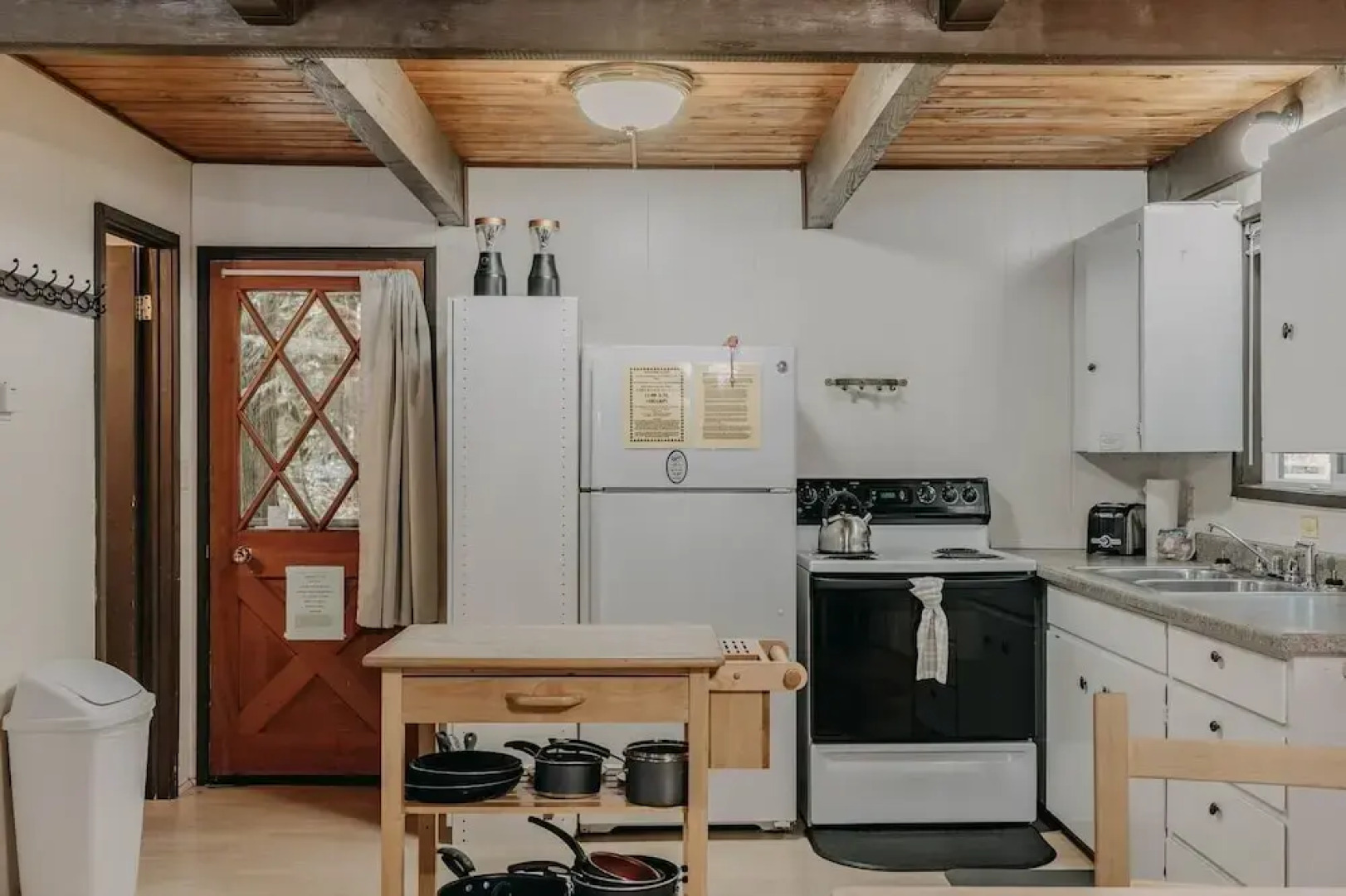 63mbr - Hot Tub - Bbq - Pets Ok - Wifi - Sleeps 6 2 Bedroom Home by RedAwning