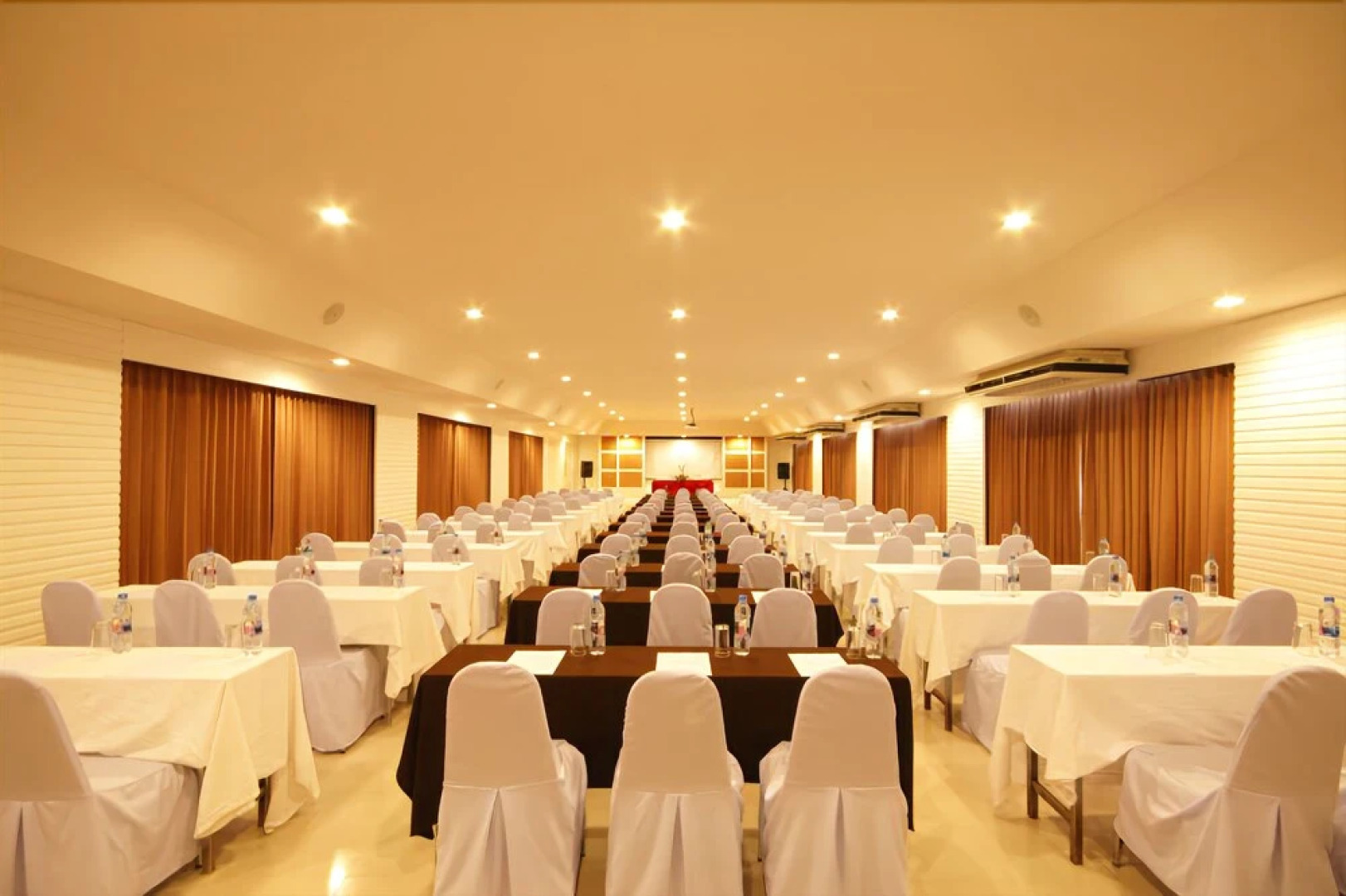 Lakeside Chalet by Mida