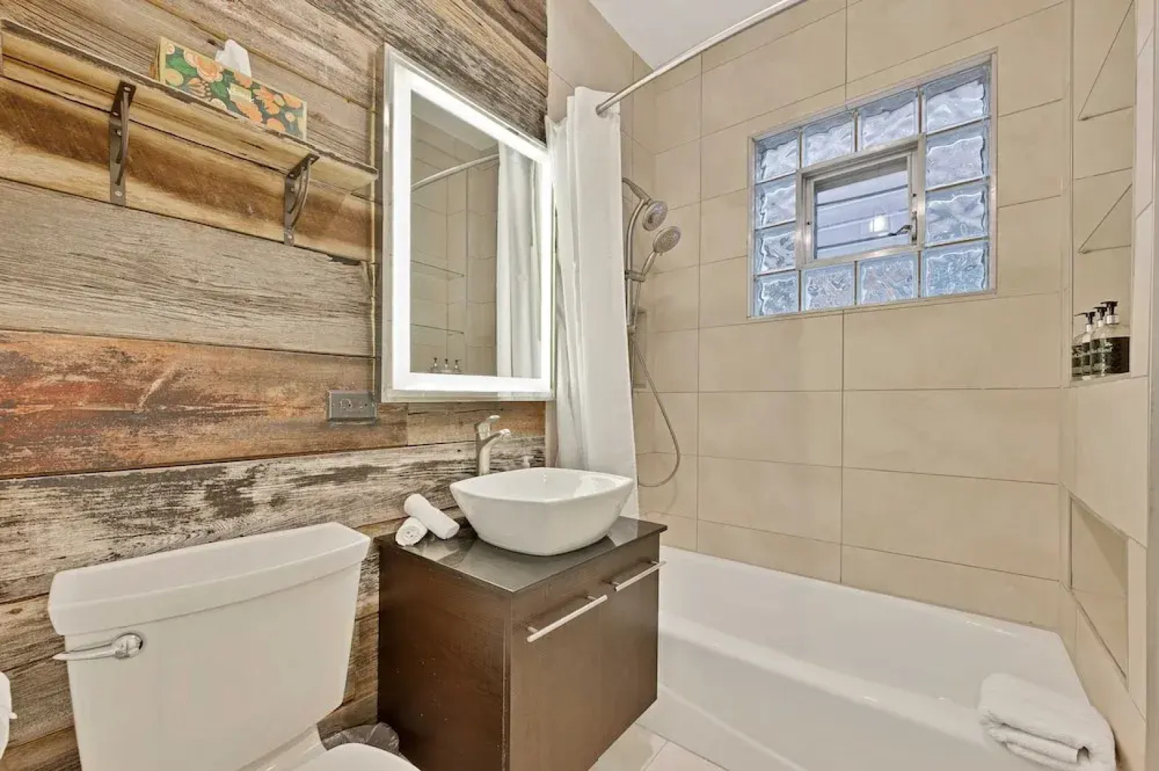 Charming Oak Park 4BD/3.5BA and 2 Private Parking by AllSet Turnover