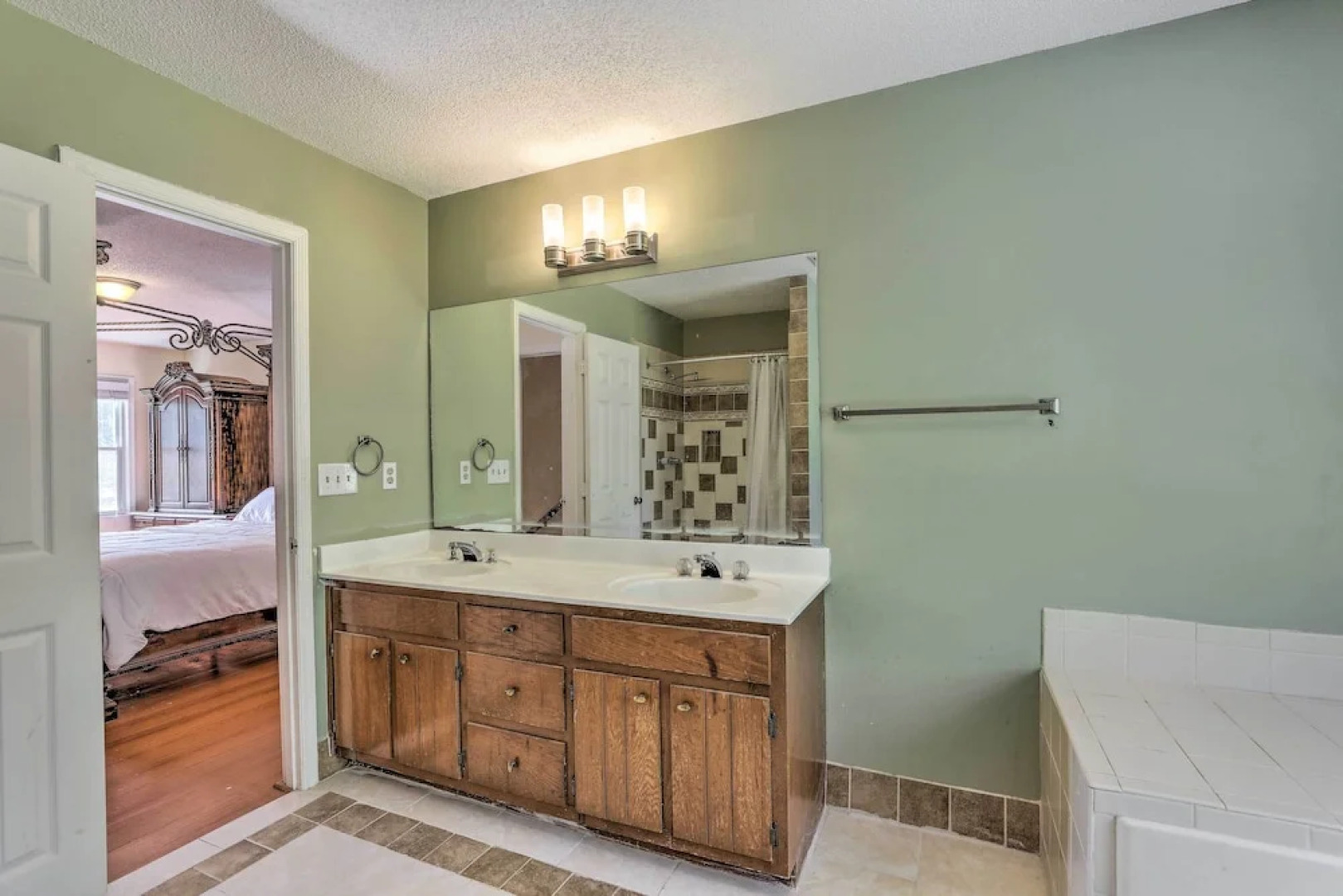 Pet-friendly House w/ Deck in Lawrenceville