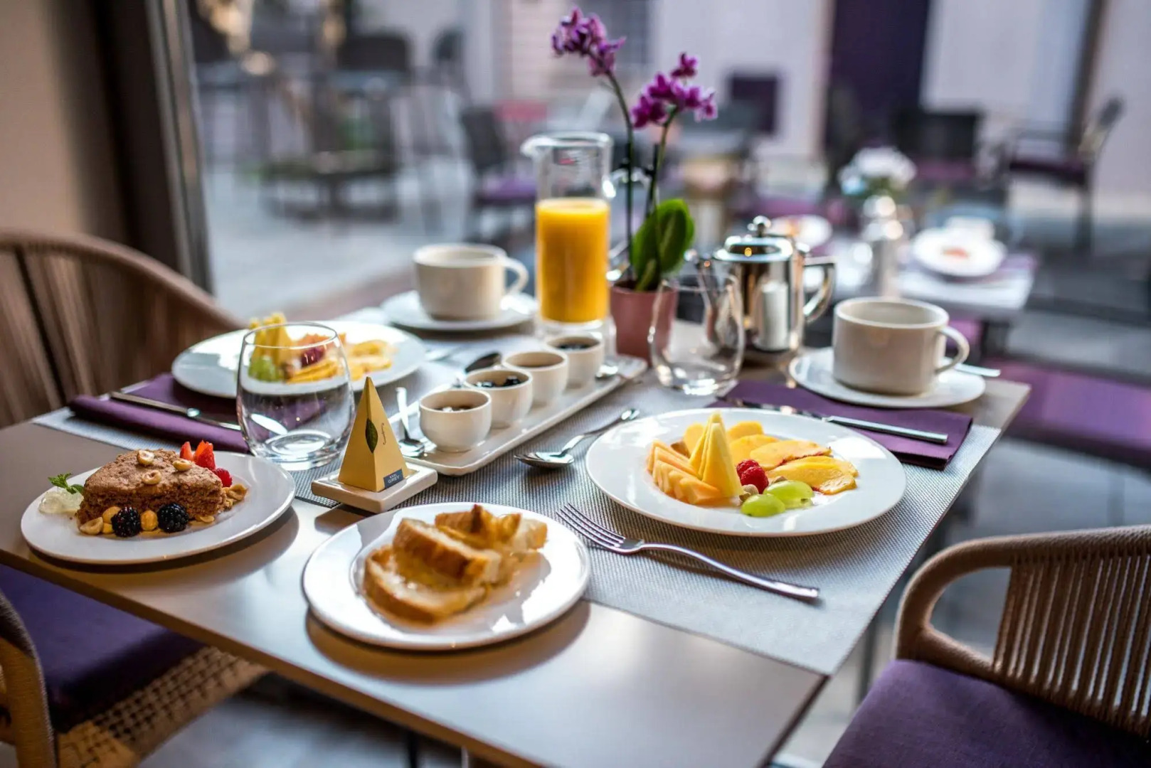 Uve Rooms & Wine Bar