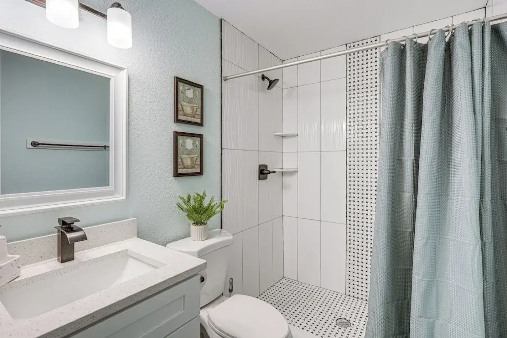 12 Mi to Dtwn Tampa: Vibrant Home w/ Outdoor Space