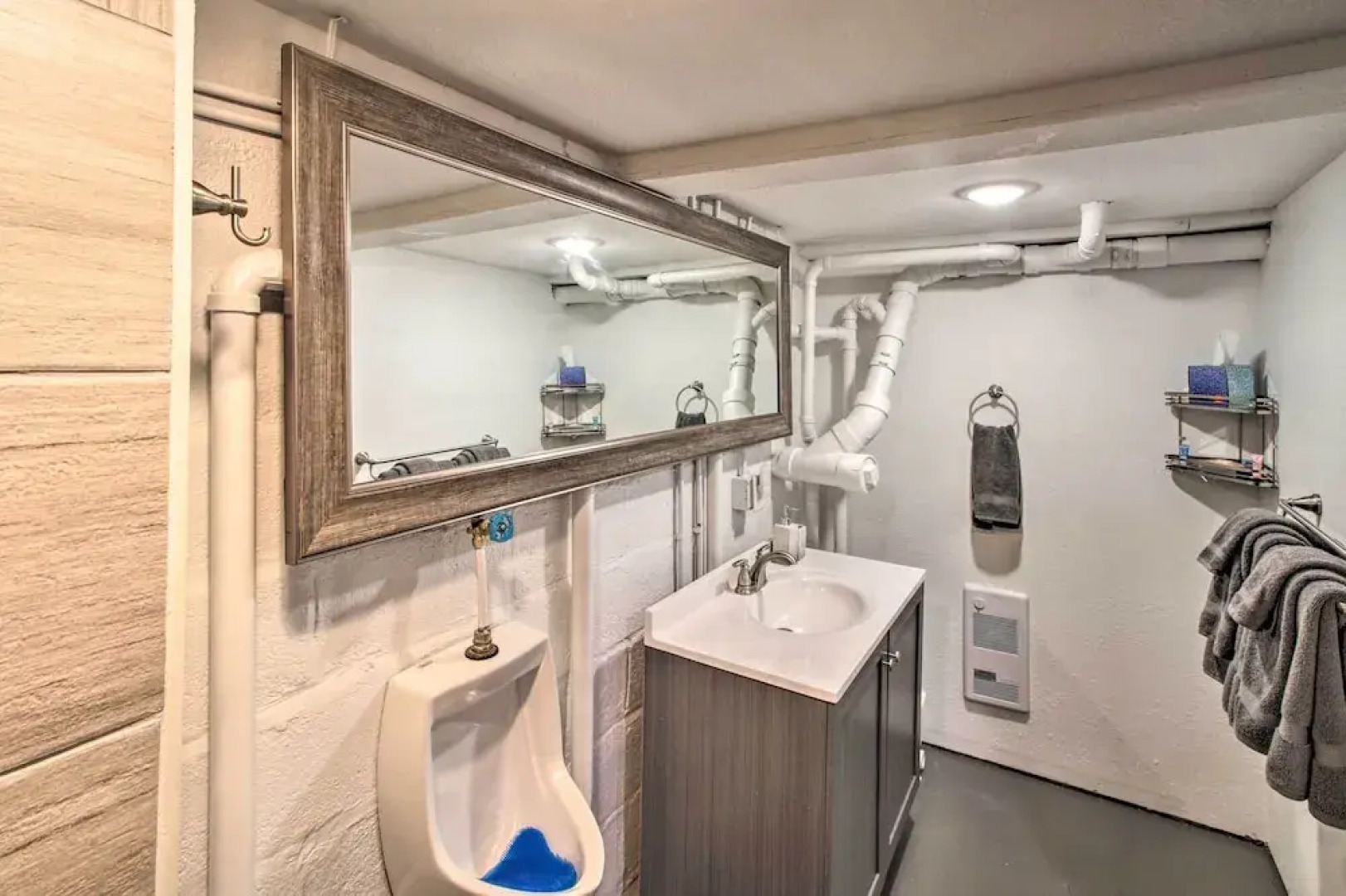 Cozy Getaway: 5 Miles to Duluth & Lake Superior!