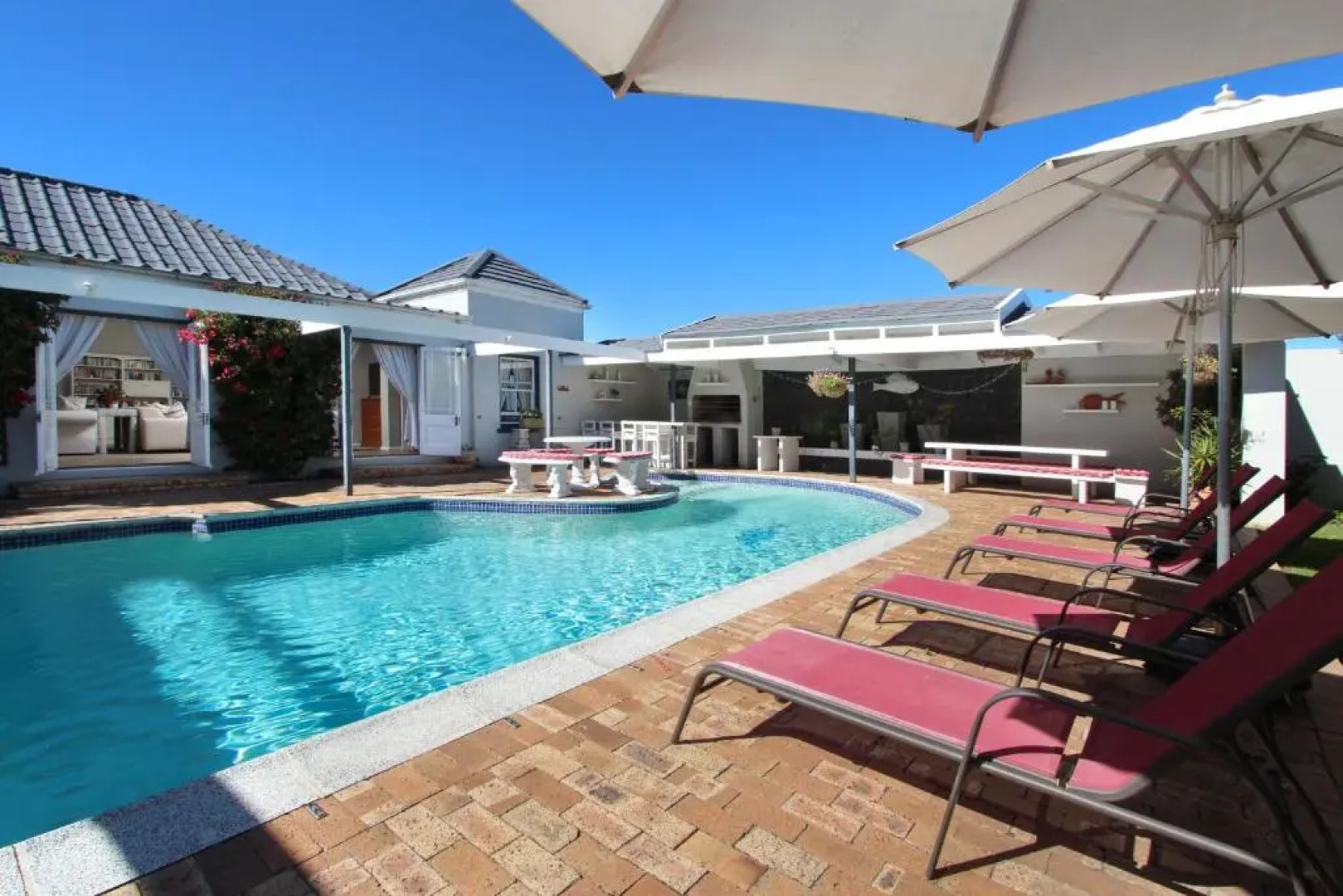 19th Hole Guest Lodge