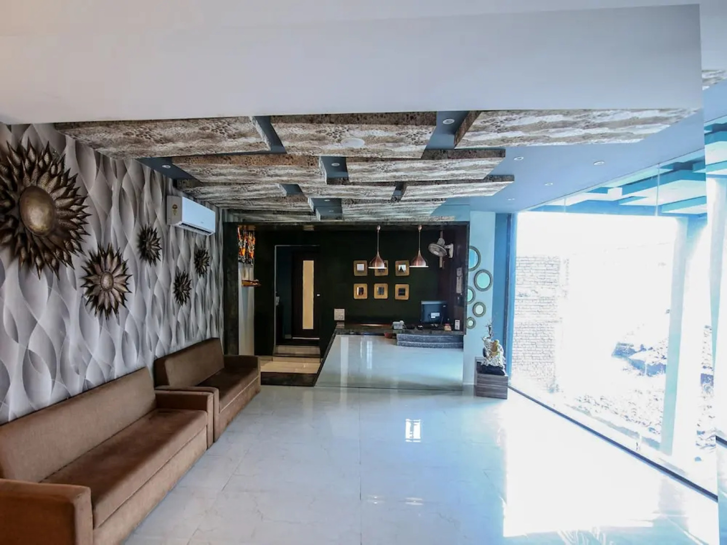 OYO 15123 Hotel Ryaan