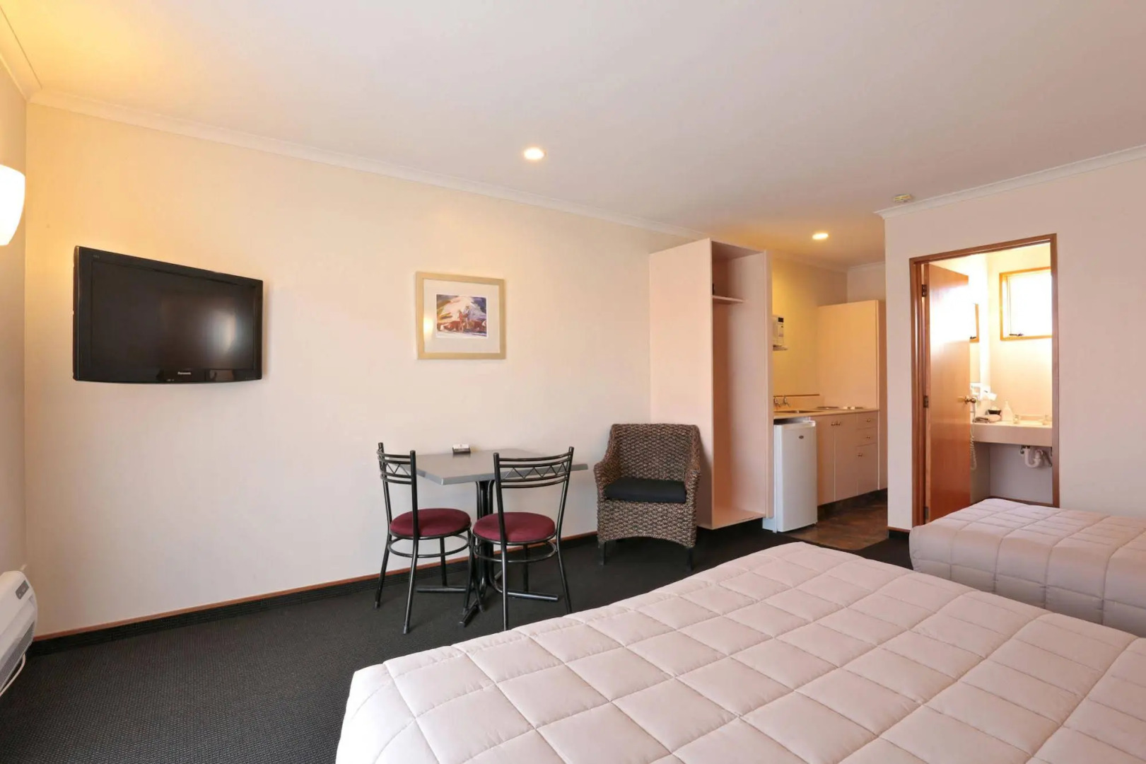 Admiral Court Motel & Apartments