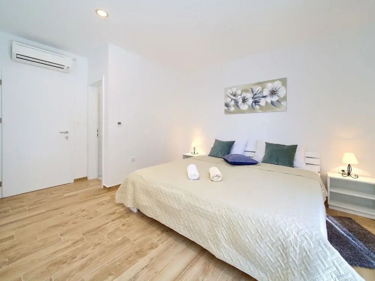 Villa in Cres With Sea Views & Pool