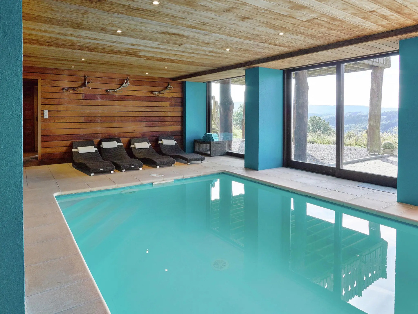 Luxurious Holiday Home in Stoumont With Pool & Bar