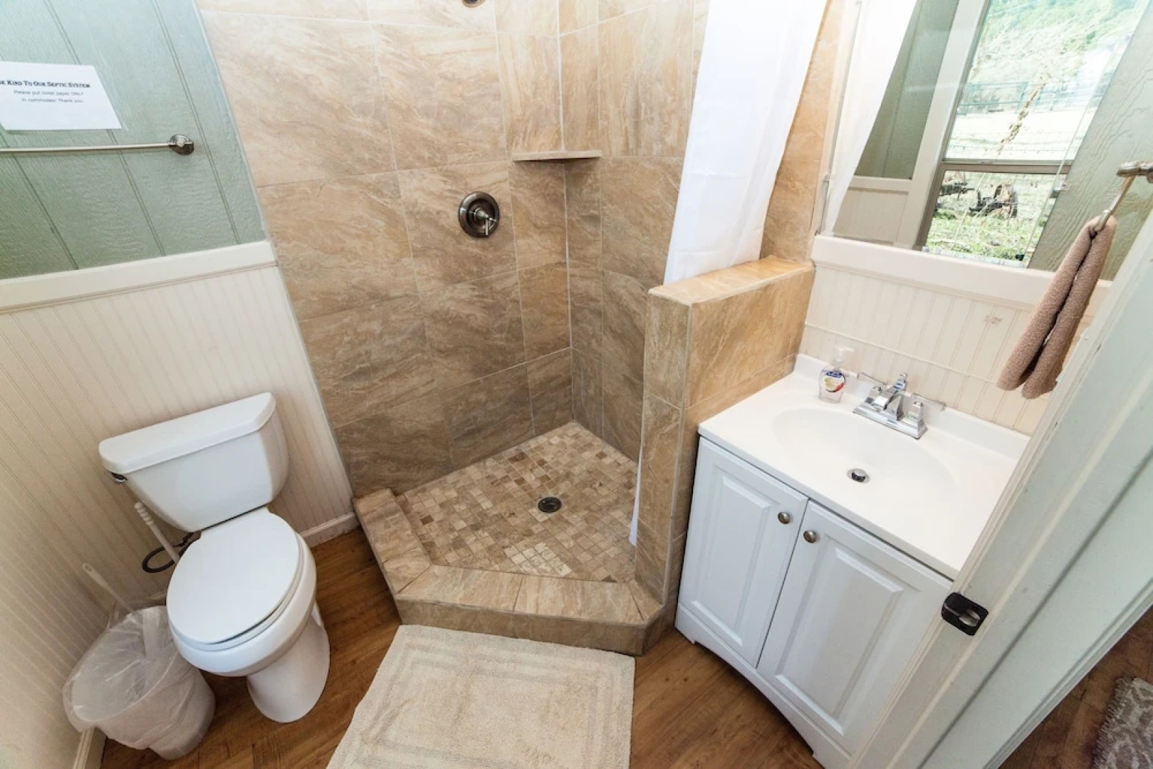 River Rd. Treehouses- Robins Roost