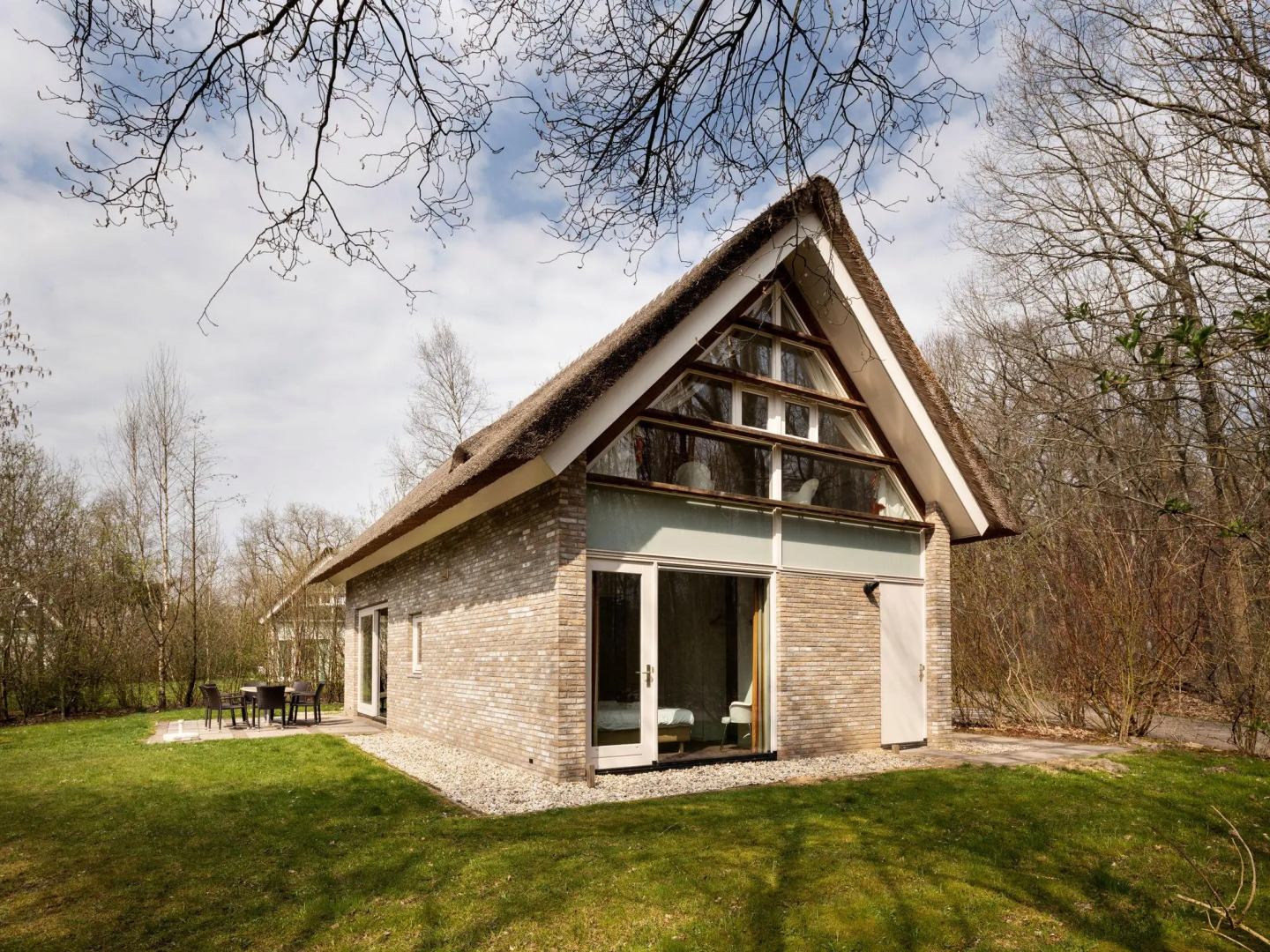 Thatched villa with two bathrooms, at 8 km. from Hoogeveen