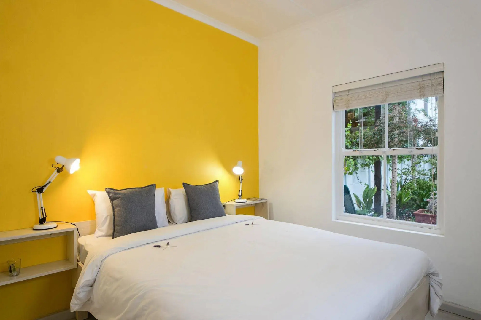 GUBAS DE HOEK meet eat sleep