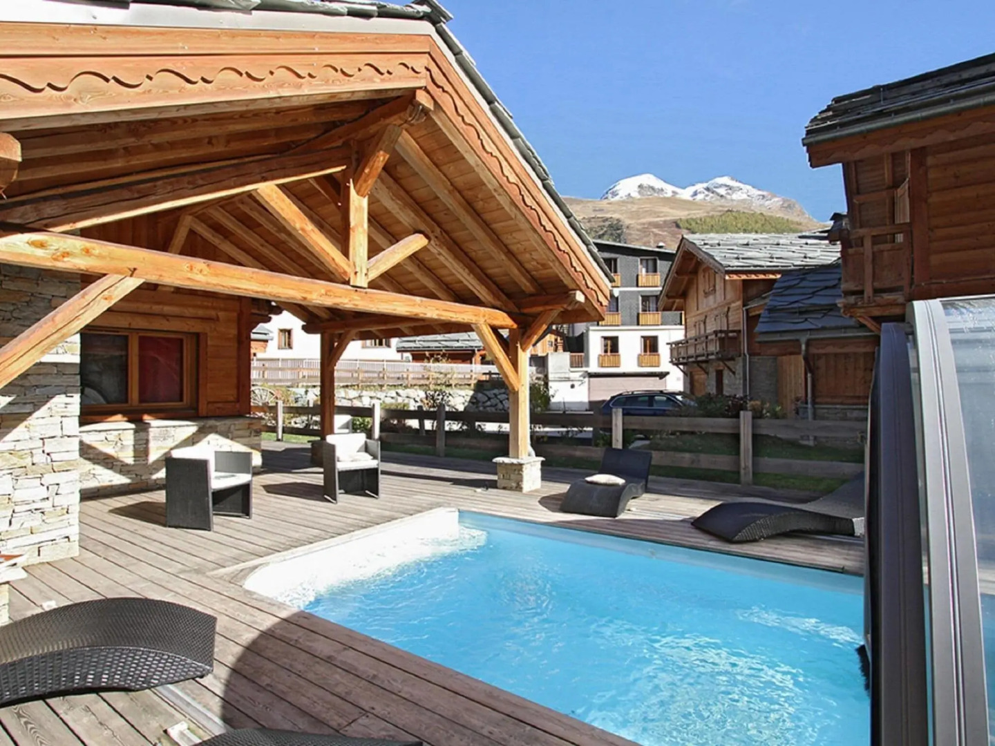 Beautiful 14-person chalet with sauna and private swimming pool in Les Deux Alpes