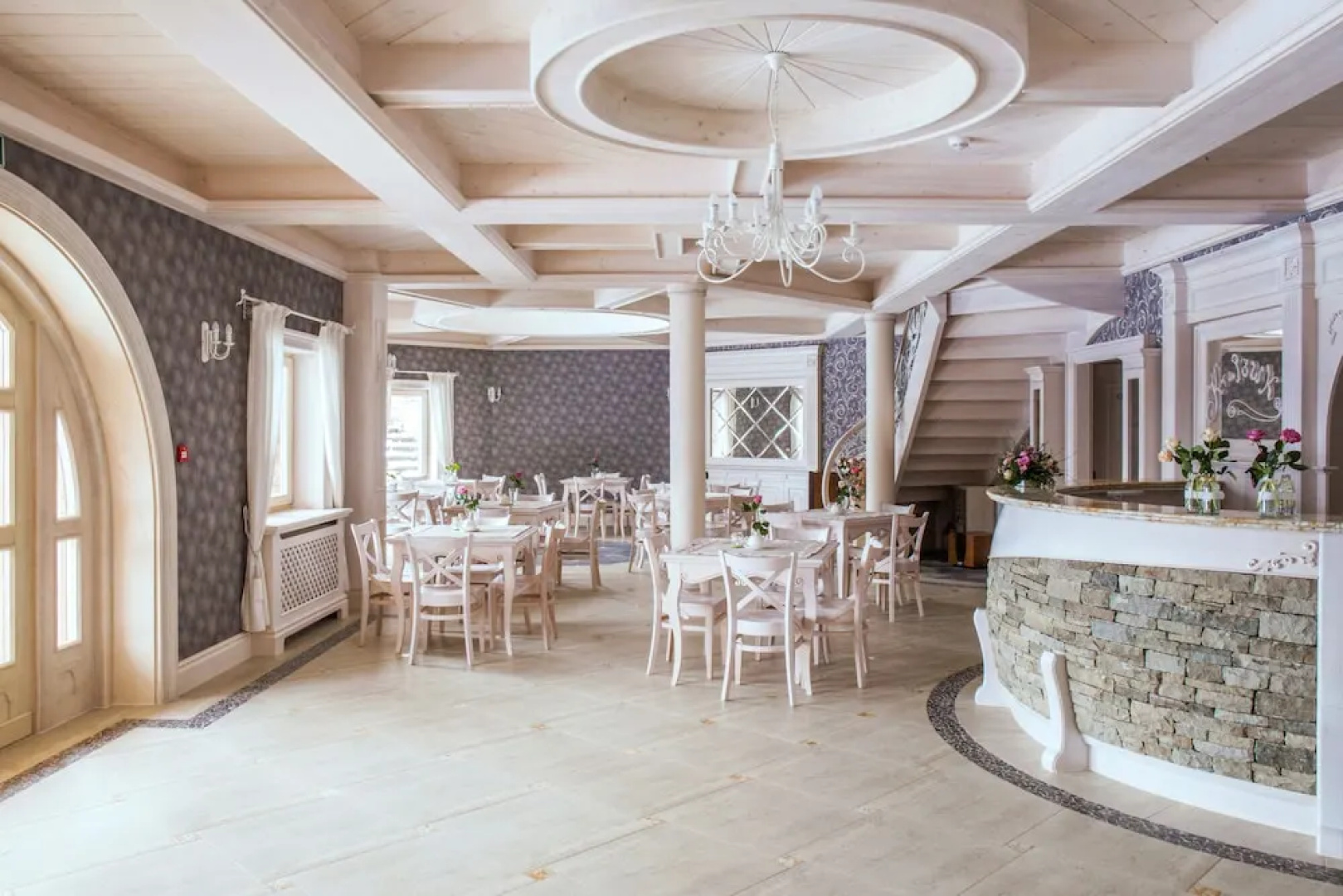 KRUPÓWKA MOUNTAIN RESORT - Widokowy hotel z basenami i wellness
