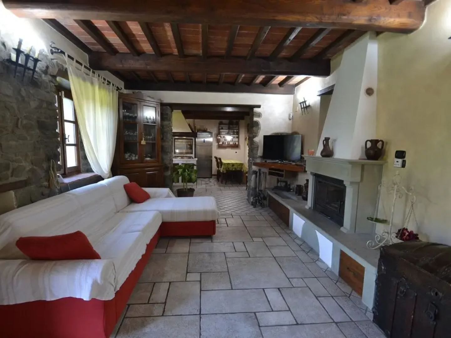 Lovely Farmhouse in Castiglione di Garfagnana with Hot Tub