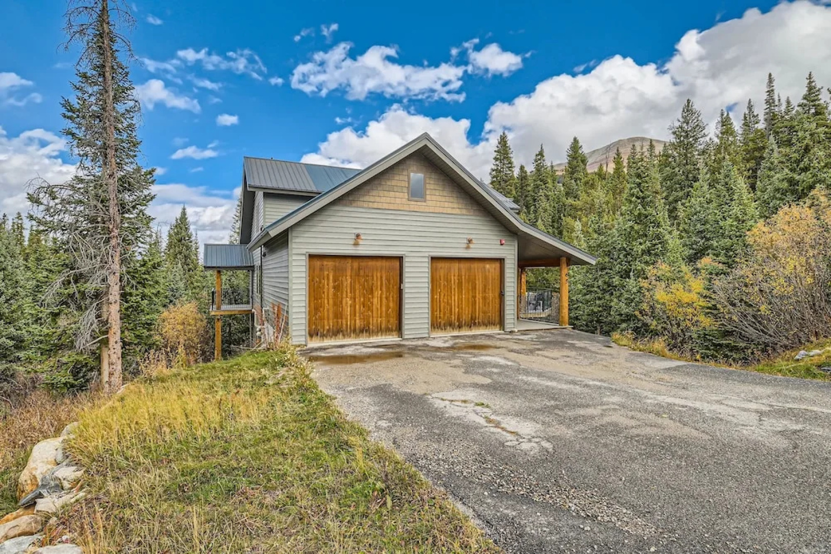 Twin Creek Lodge 7 Bedroom Home by RedAwning