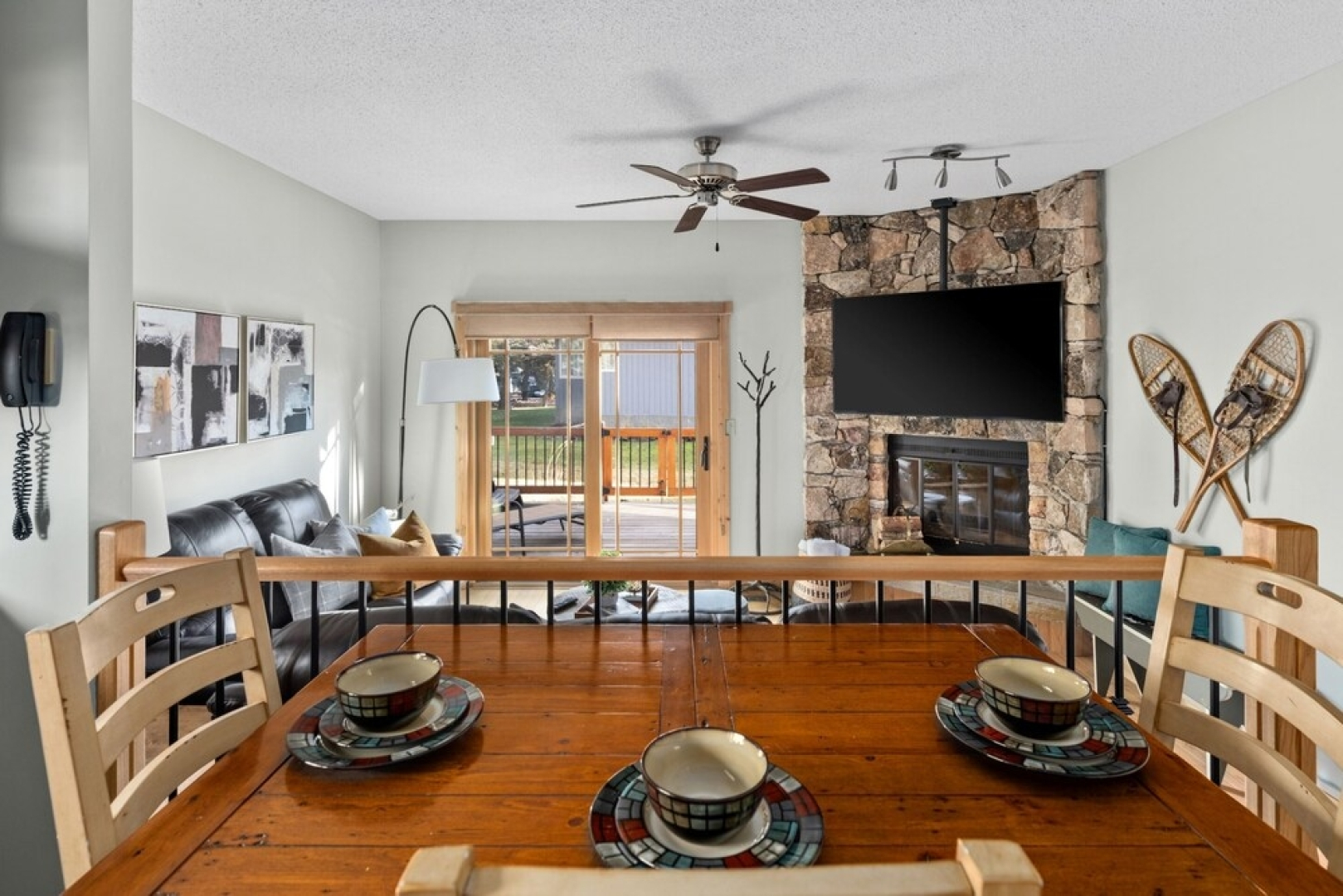 SPACIOUS 3,000 sq2 Luxury Home | PRIVATE Pool & Hot Tub | STEPS to Kinsmen Beach