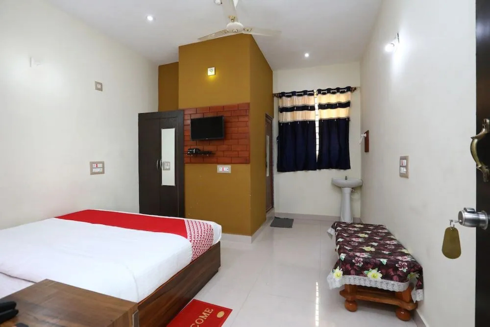 OYO 24260 Nanjunda Palace