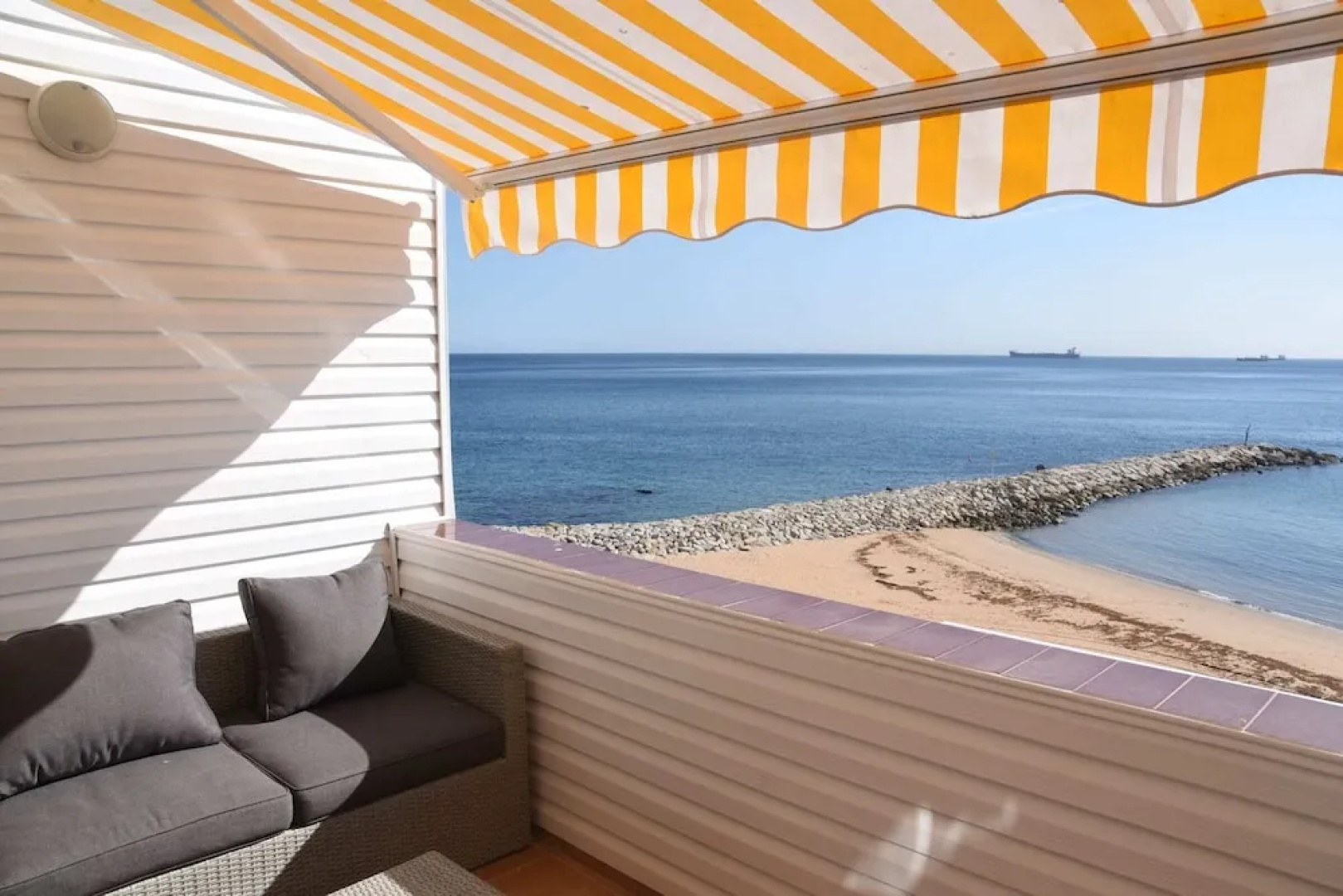 Peaceful Beachfront Apartment