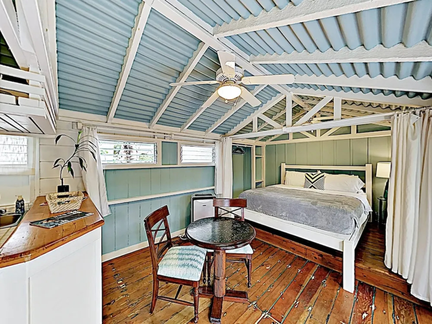 New Listing! Ohana Studio - Steps to Lanikai Beach cabin