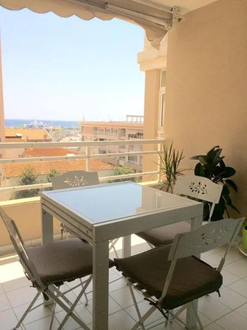 Charmant 2P Vue Mer face au Port de Golfe Juan