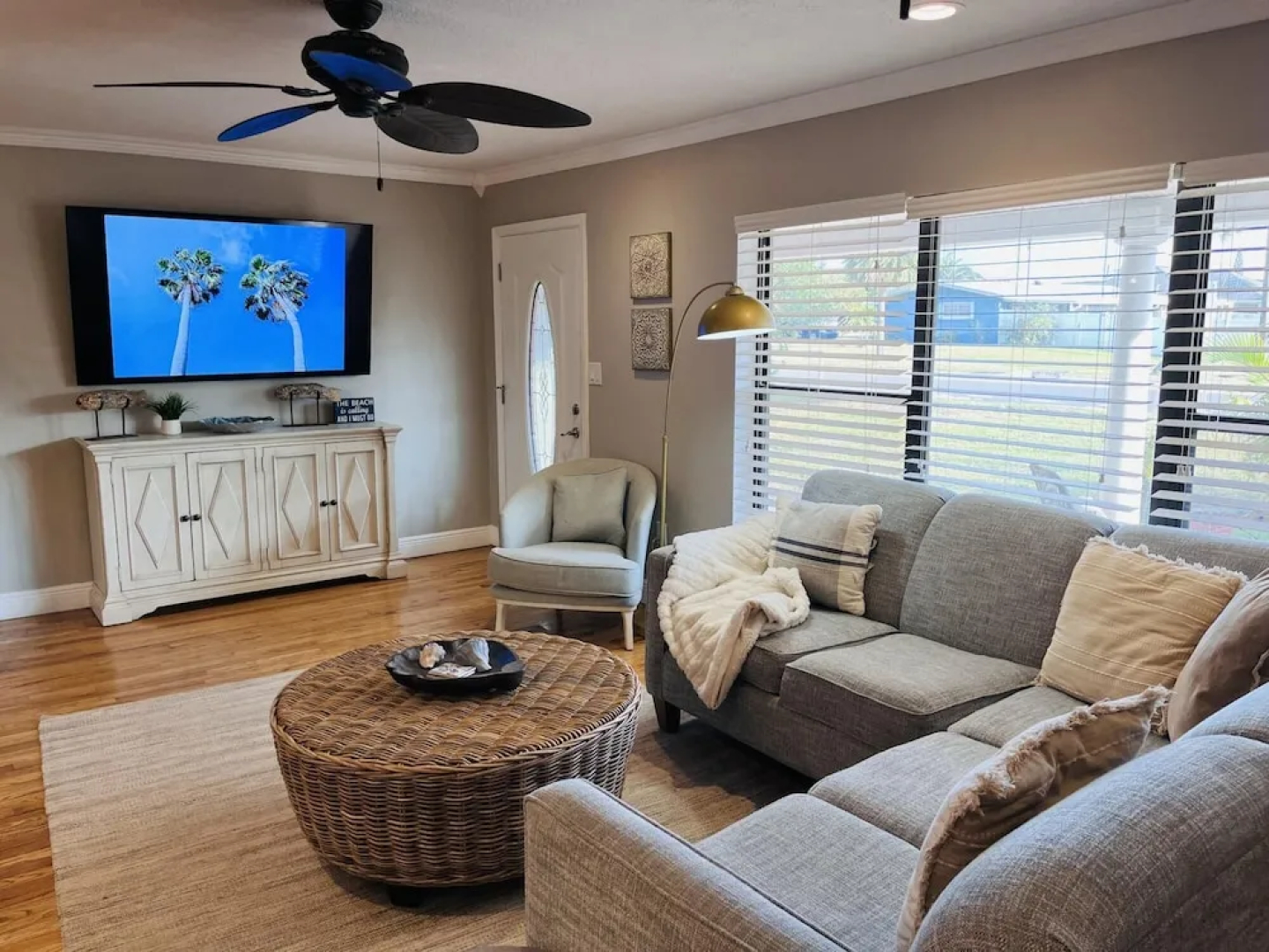 Kiss the Wave - Spacious 4BR 3BA w Pool hot tub