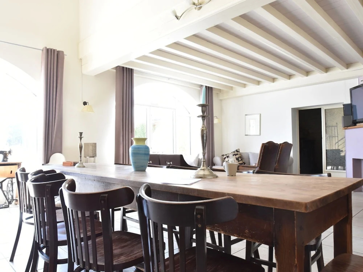 Spacious Mansion in Vinzelles With Swimming Pool