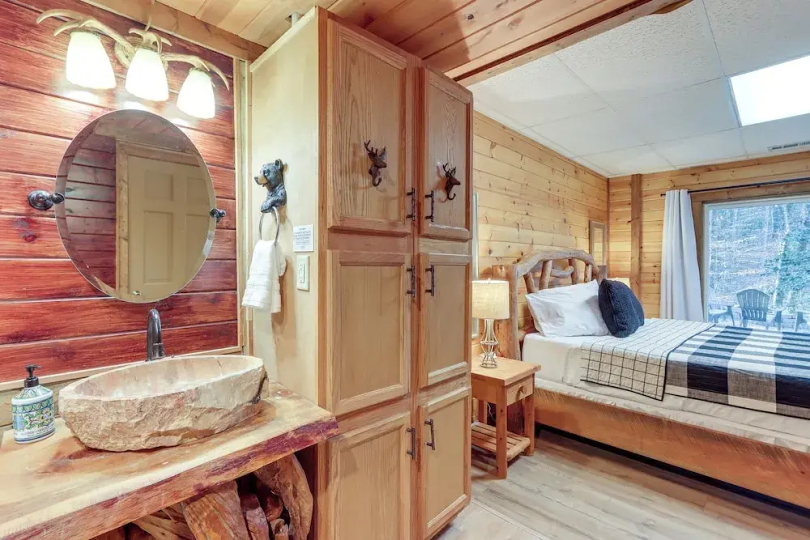 Secluded Cherry Log Cabin w/ Hot Tub + Swings!