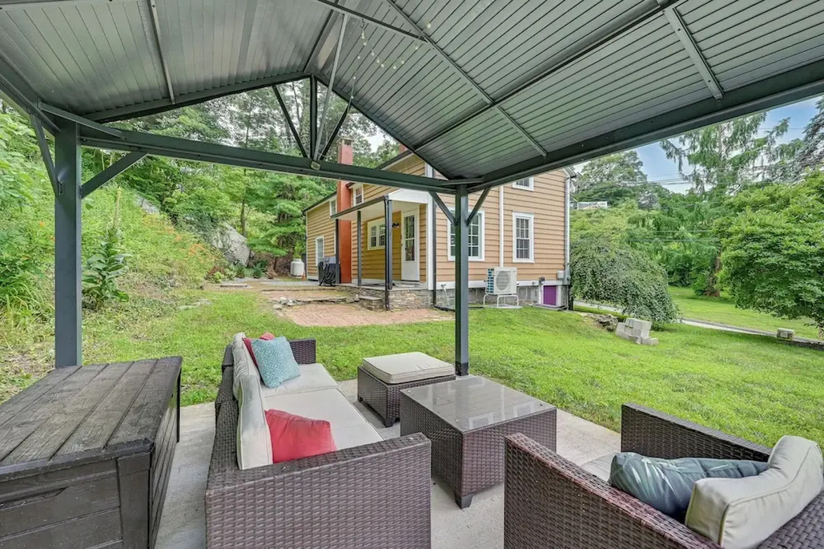 Cottage-chic Retreat < 1 Mi to Connecticut River!