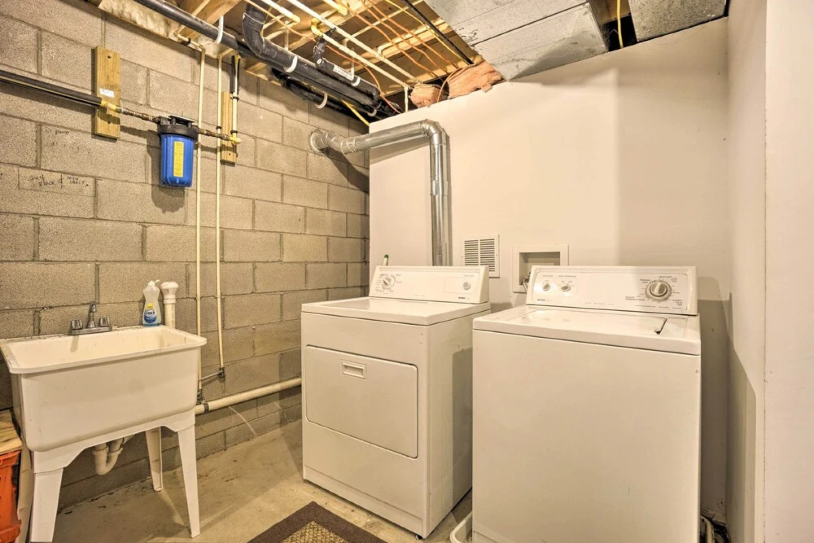 Spacious Buckeye Lake Home w/ Hot Tub & Fire Pit!