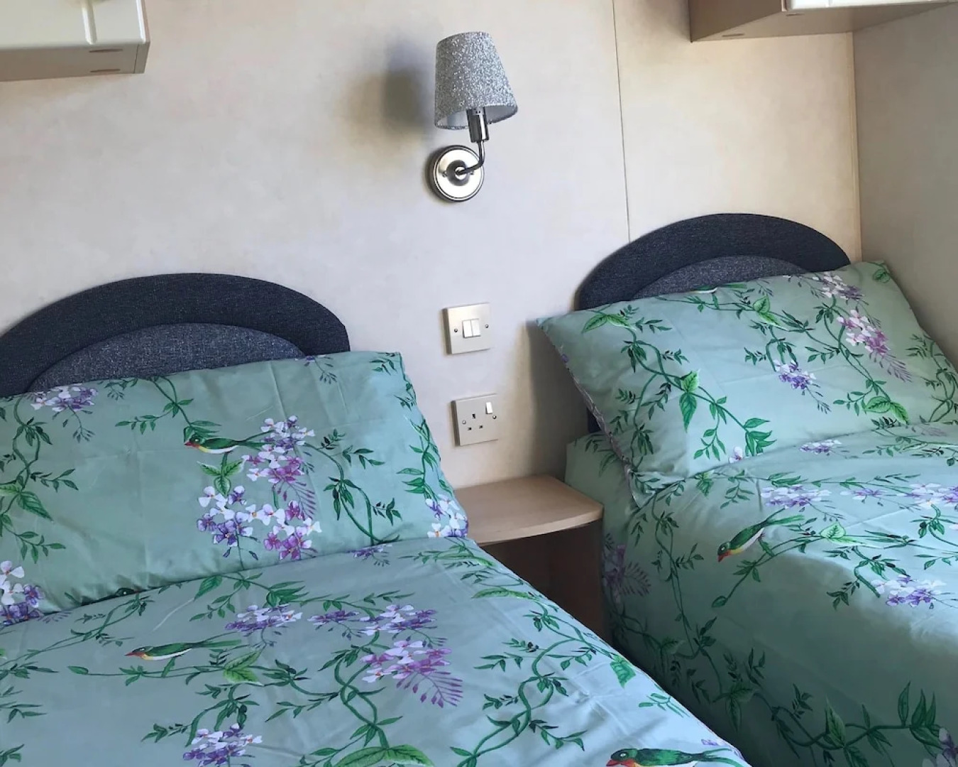 2 Bed-sleeps4-beachfront-free Parking