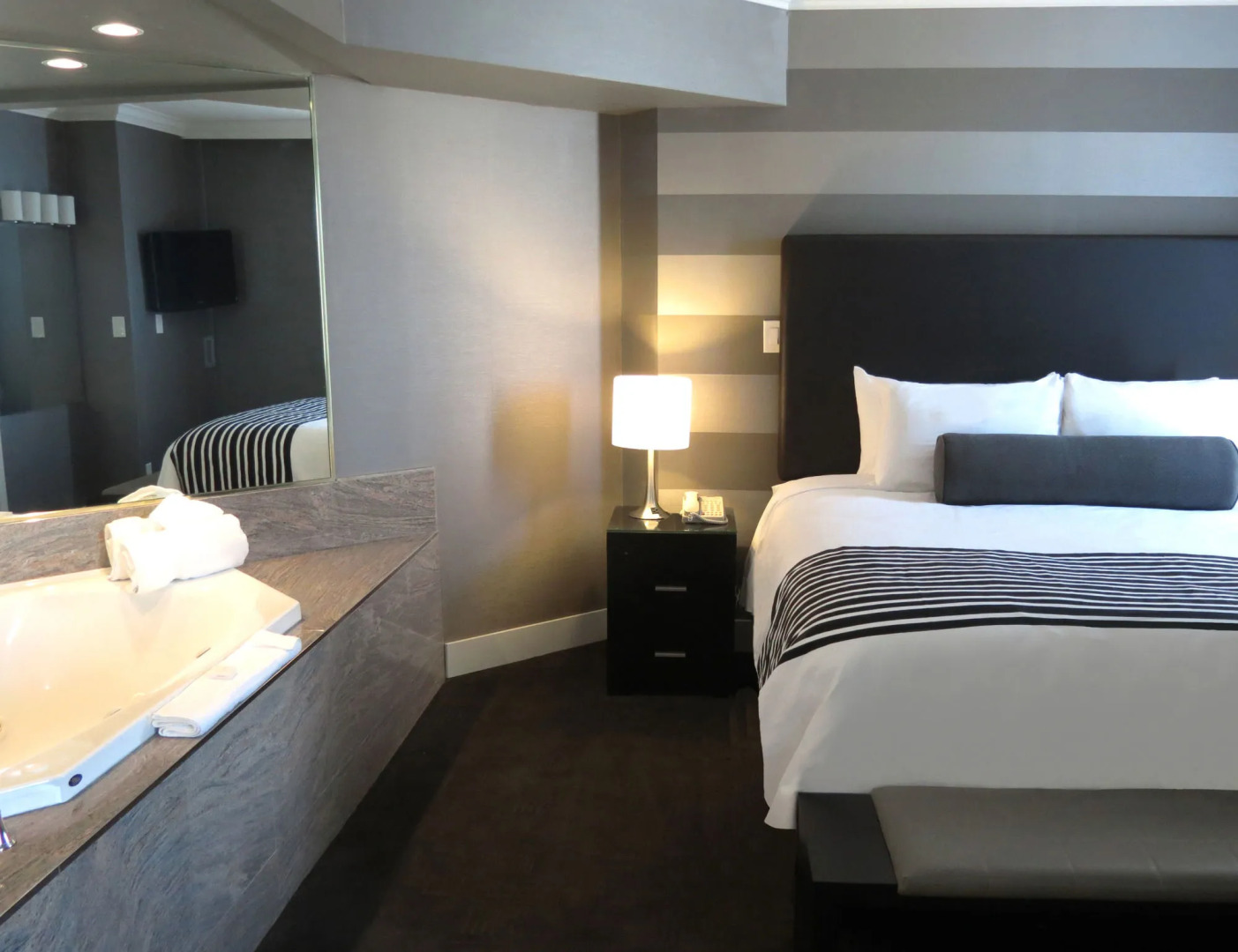 Sandman Signature Mississauga Hotel