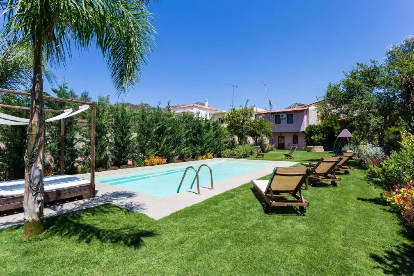 Beautiful & spacious villa with 38sqm pool & BBQ!