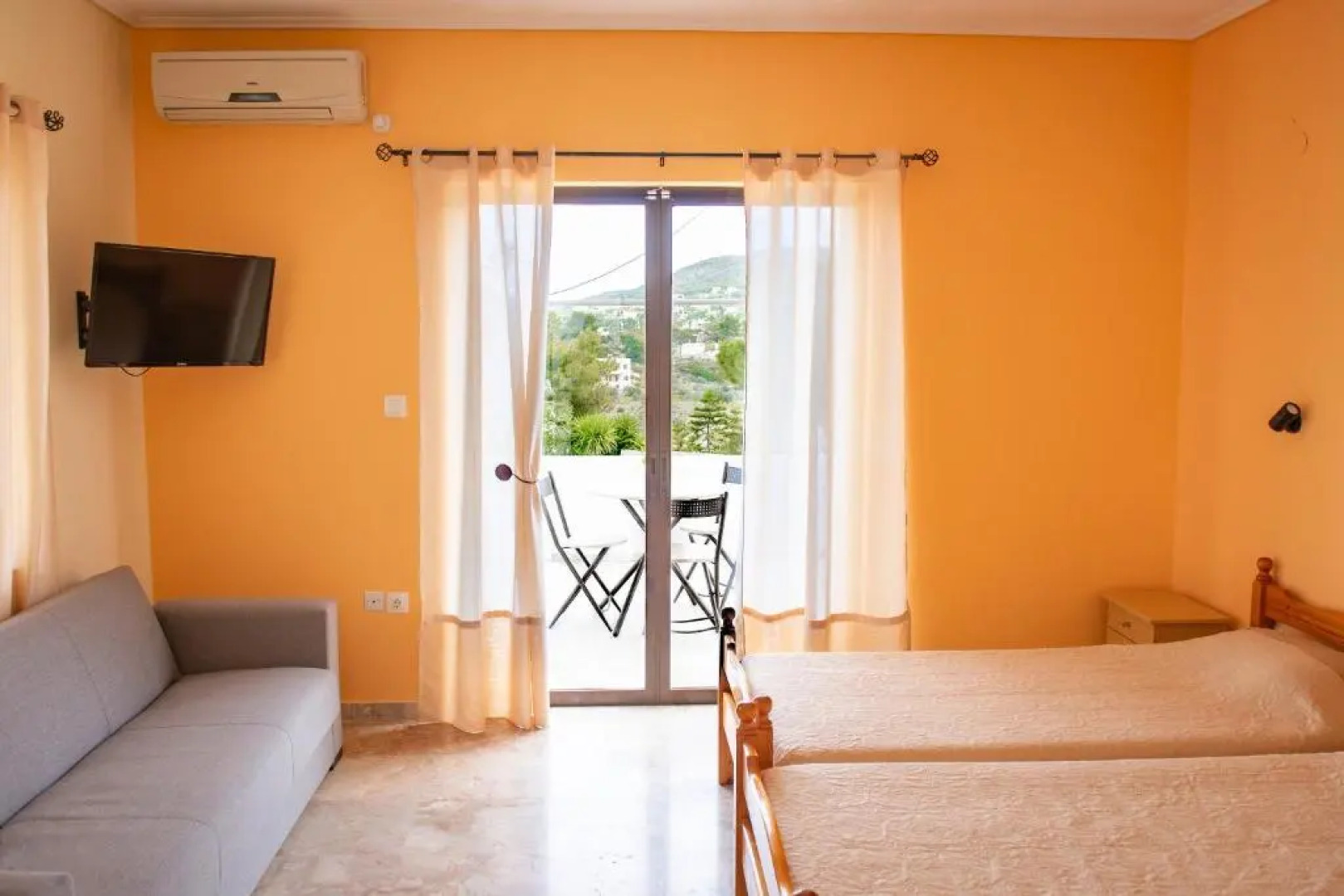 ARISTOTELIS Apartments