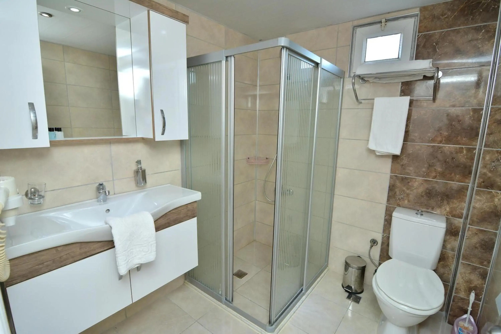 Cleopatra King Apart