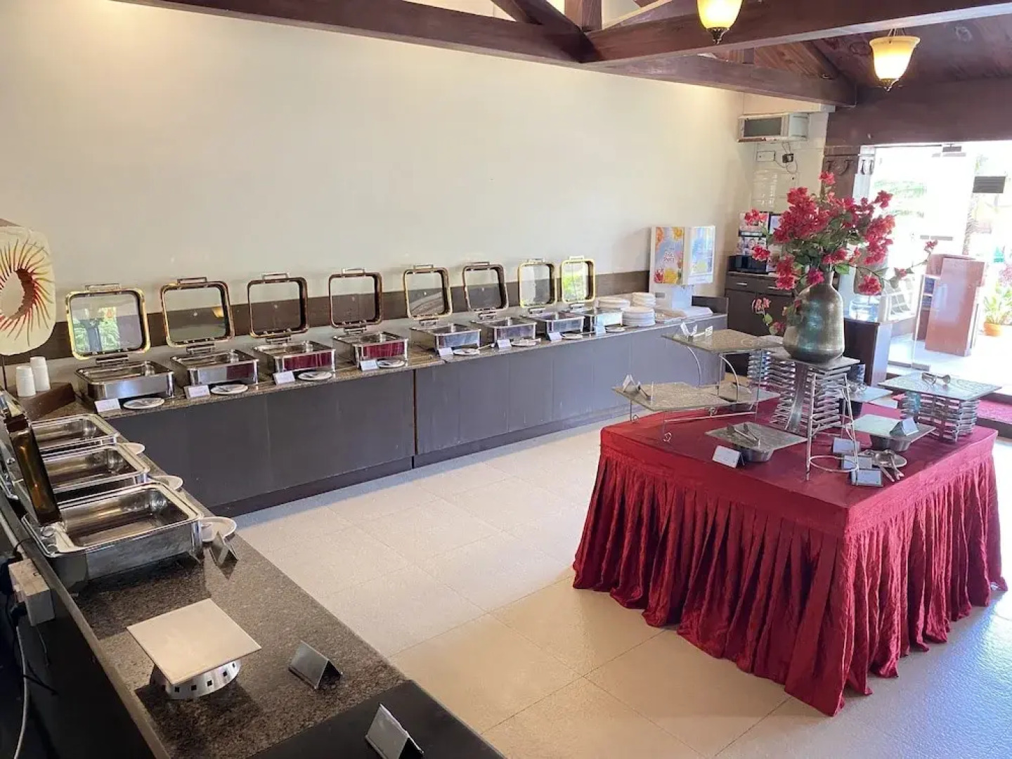 Confident Amoon - The Glamour Spa and Resort