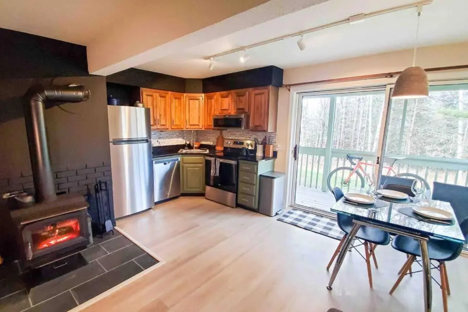 Burke Abode - Trailside Condo with King & Full Beds