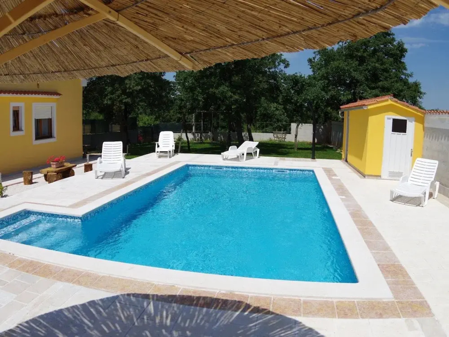 Detached House at Country Side, Fenced Private Garden Ideal for 2 Fam, Wifi