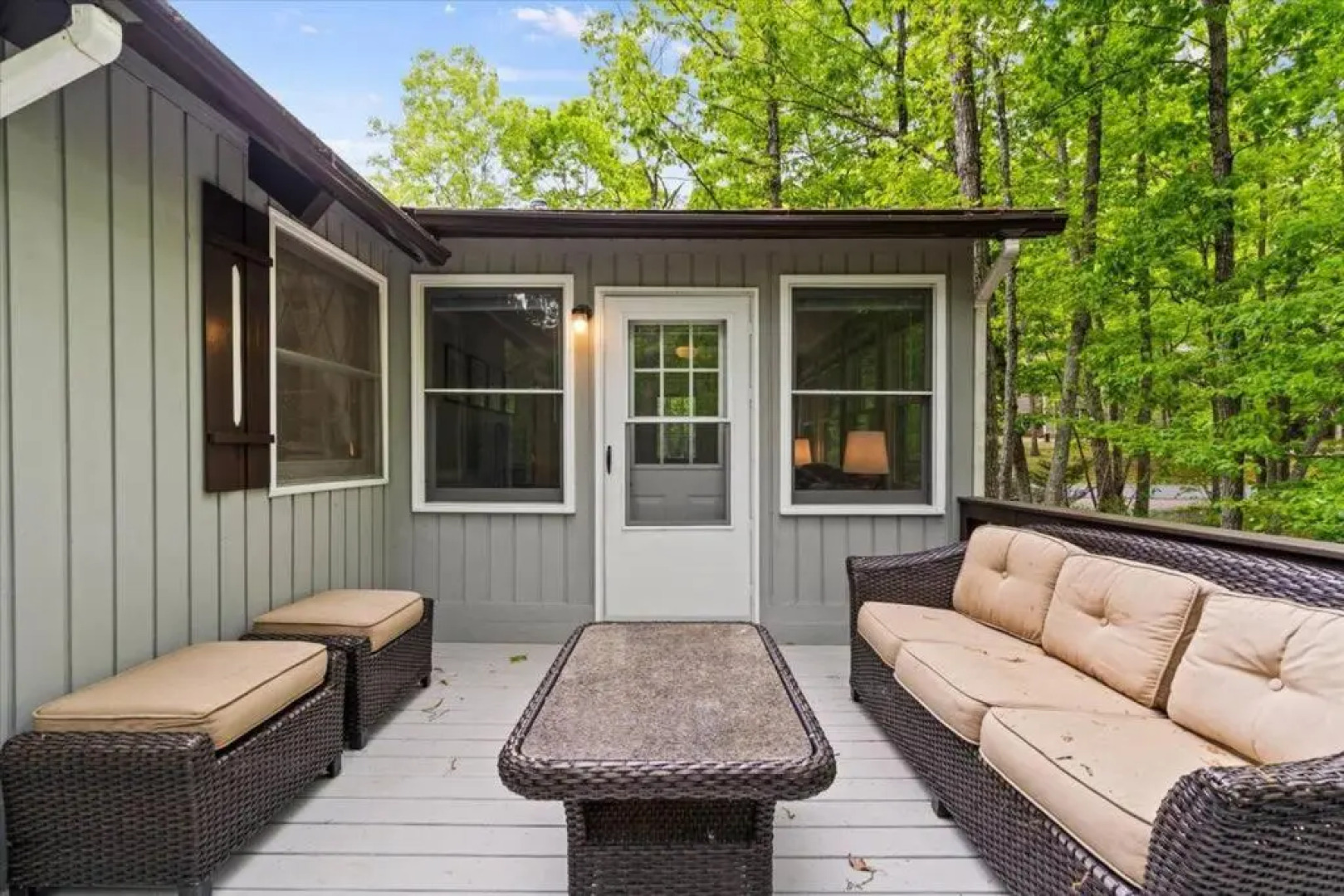 The Gingerbread House: 4 BR chalet, w/ Sunroom/Deck, sleeps 12, modern amenities