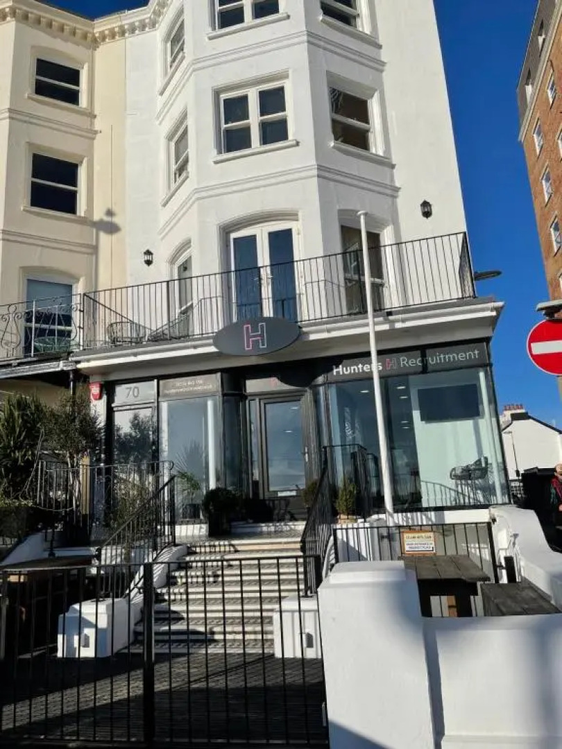 Seaview Flat with Balcony, Spacious 2 Bedroom