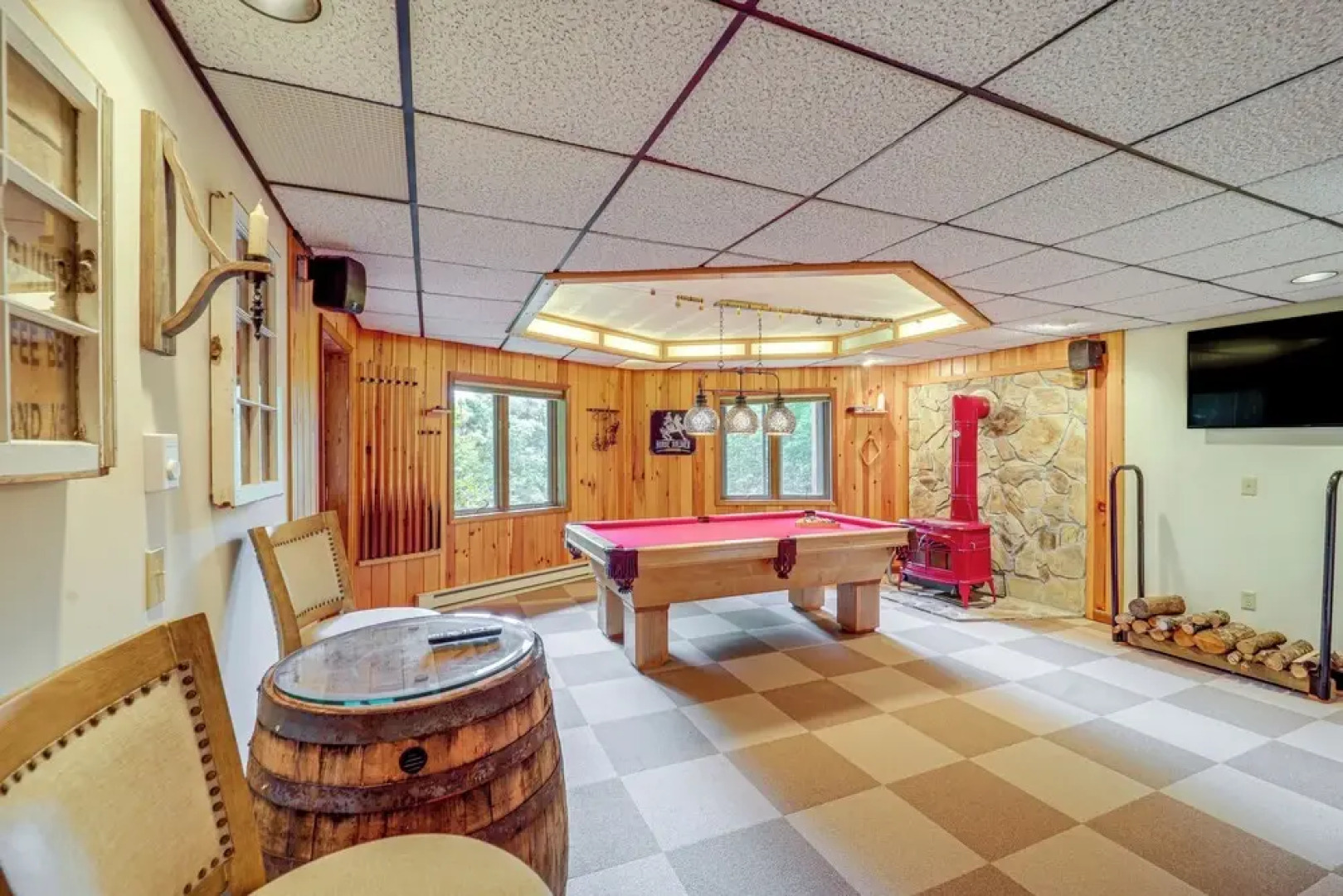 1 Mi to Otter Falls: Mtn-view Gem w/ Deck