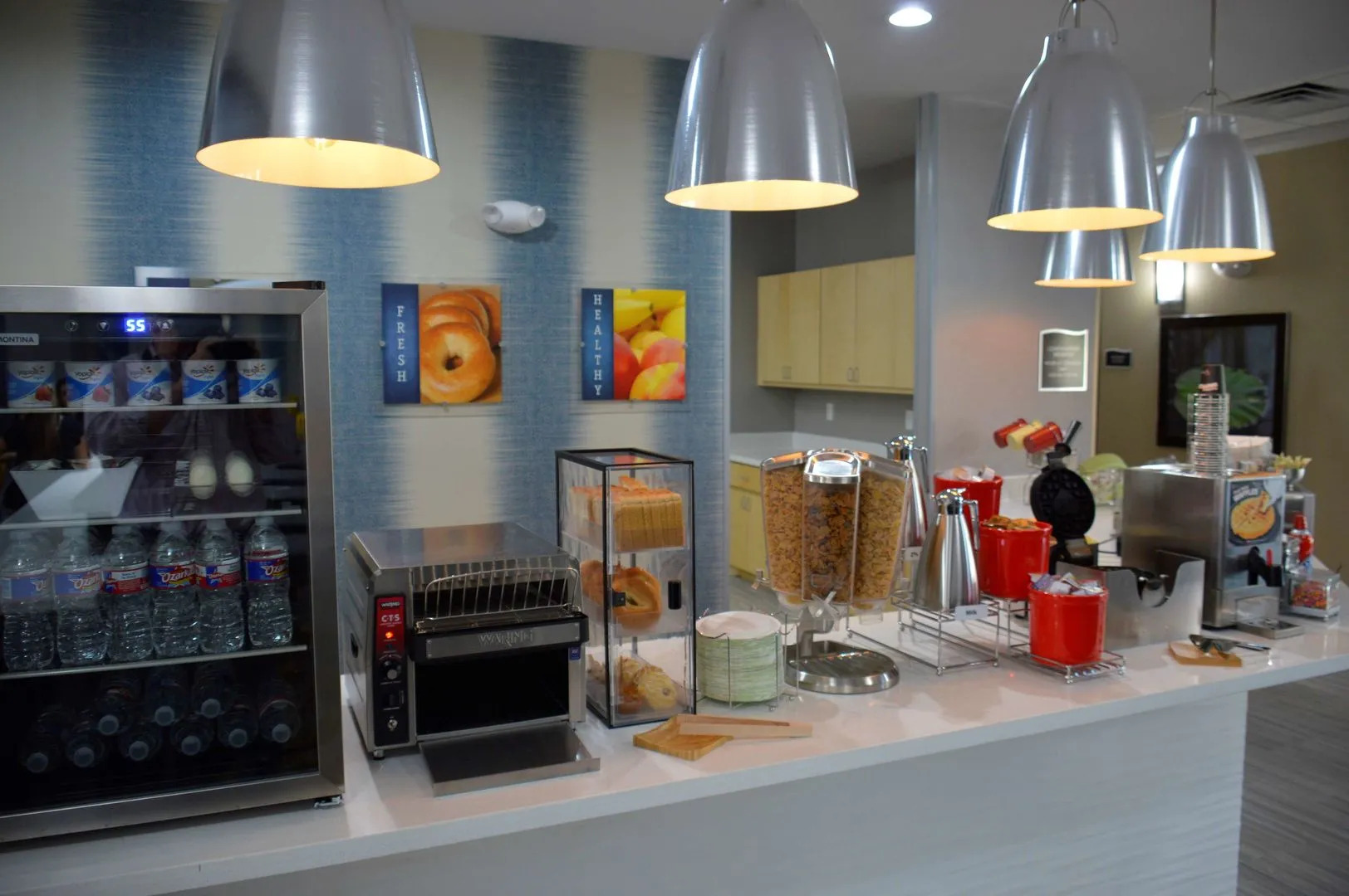 Del-Mar Airport Inn & Suites