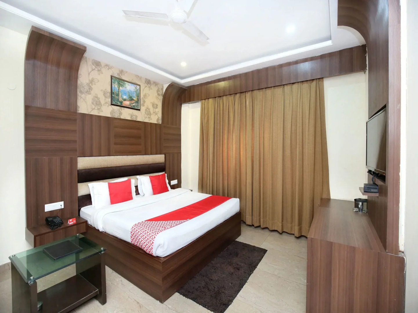 OYO 5710 The Majestic Crown Hotel